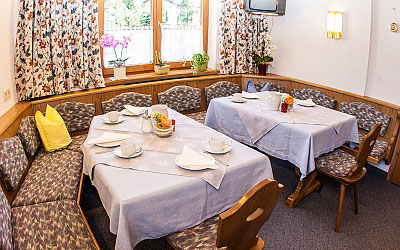 frühstückspension-ferienhaus-galtuer-fädnerspitze-frühstücksraum